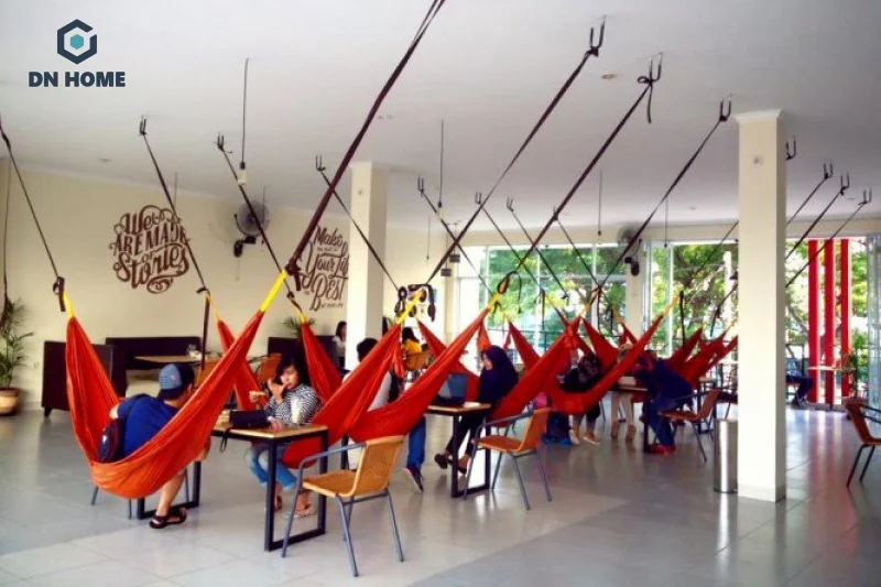 Mẫu quán cafe võng thiết kế ấn tượng với võng tone màu đỏ nổi bật
