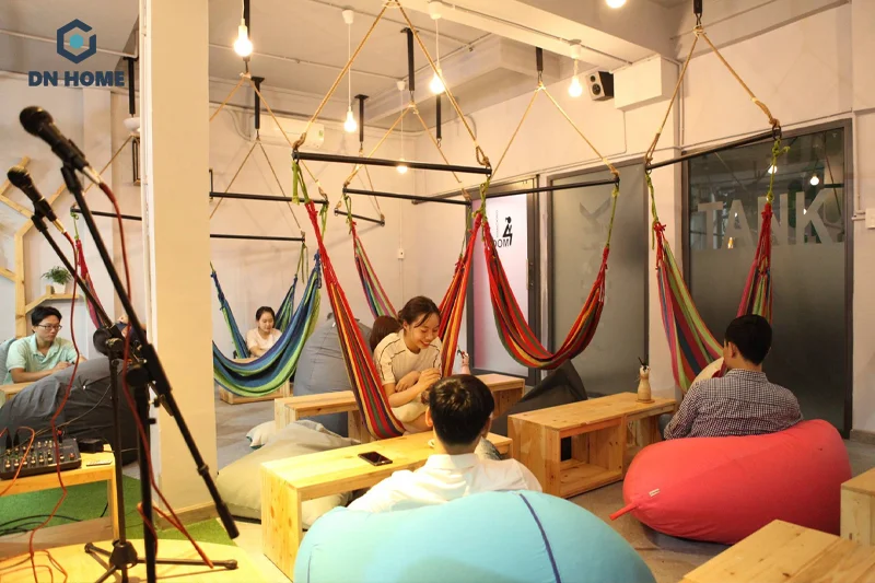Nên thiết kế quán cafe võng theo kiểu không gian mở để tạo cảm giác thoải mái
