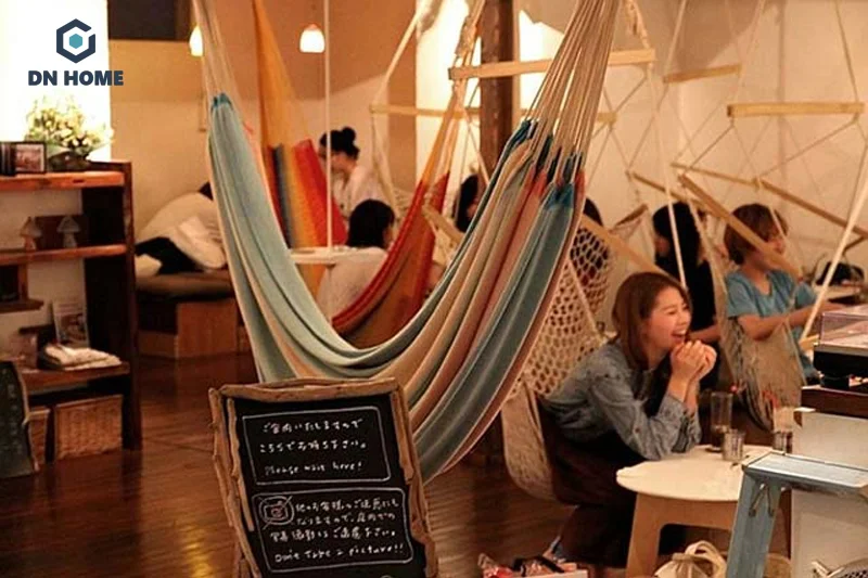 Nên ưu tiên sử dụng ánh sáng vàng tạo cảm giác ấm cúng cho quán cafe võng