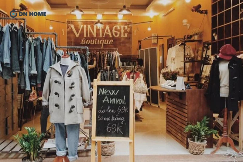 Trang trí không gian cửa hàng phong cách Vintage sử dụng chất liệu thô mộc, tạo cảm giác ấm cúng