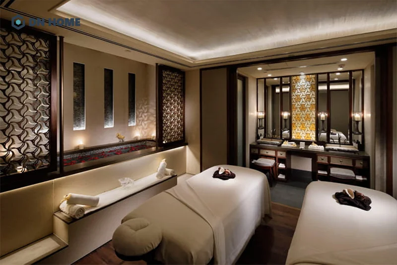 Tone màu trầm tối và ánh đèn vàng được sử dụng chủ đạo khi thiết kế spa luxury