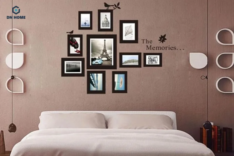 Nên bố trí đa dạng ảnh với kích thước và kiểu dáng khác nhau để tạo điểm nhấn ấn tượng, độc đáo trong phòng ngủ