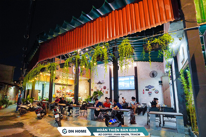 Toàn bộ không gian AZ Coffee được cải tạo theo phong cách thiết kế Industrial & Rustic ấn tượng