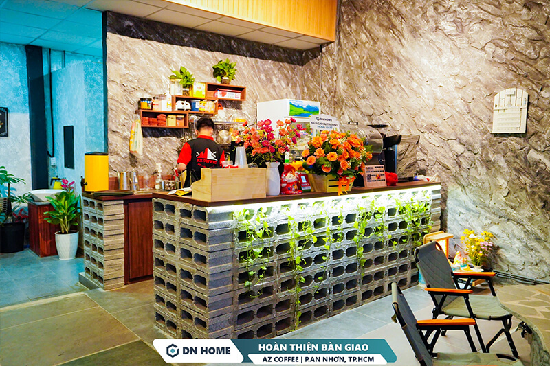 Điểm nhấn ấn tượng bên trong AZ Coffee là quầy order được xây từ gạch block xếp trần độc đáo