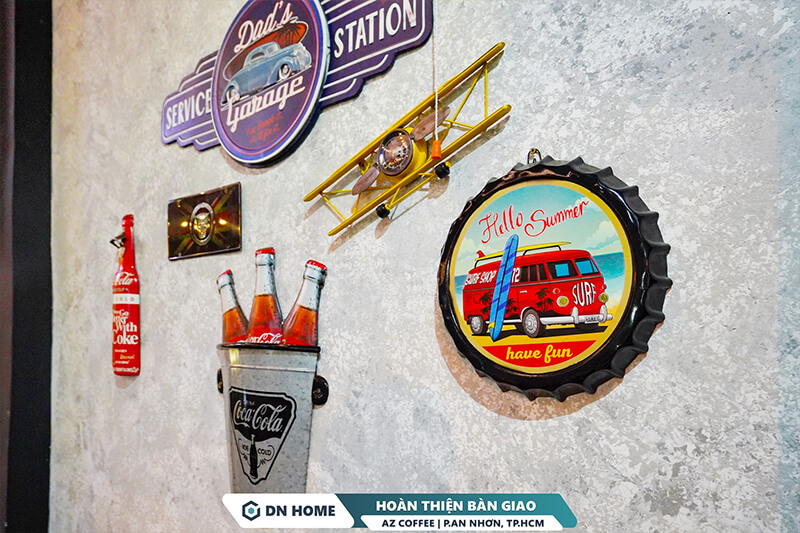 Các chi tiết trang trí cổ điển càng làm bật lên phong cách Industrial trong không gian quán AZ Coffee