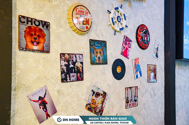 Poster, đĩa than mang đậm tính retro khiến không gian AZ Coffee thêm phần sinh động