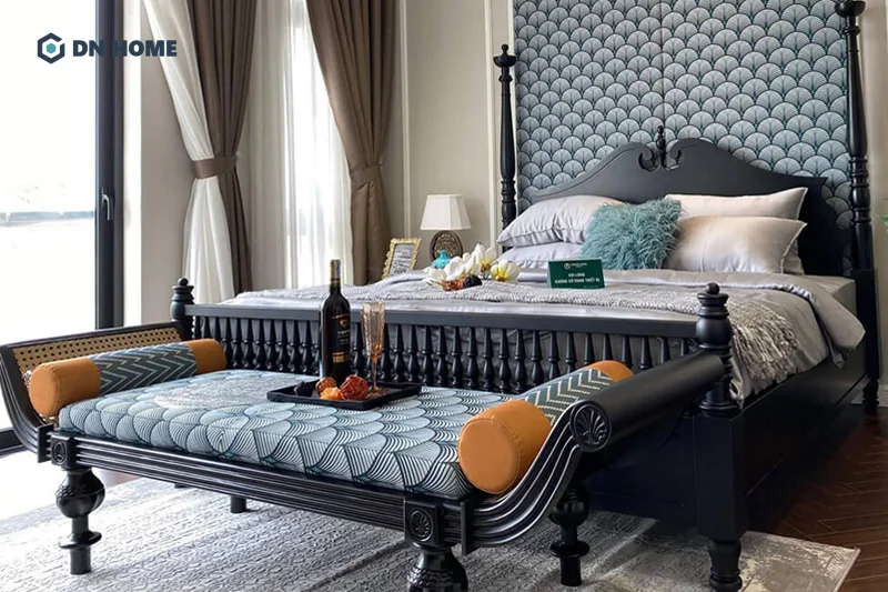 Mẫu giường ngủ được làm từ gỗ mun đen sang trọng, thể hiện đẳng cấp của gia chủ