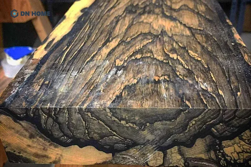 Gỗ mun hoa đòi hỏi thợ thủ công lành nghề, kinh nghiệm lâu năm chế tác để tránh làm hỏng kết cấu gỗ