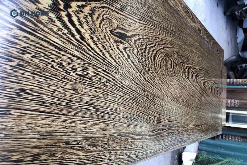 Gỗ mun đuôi công còn có tên gọi khác là gỗ mun Nam Phi, có thờ gỗ to và vân gỗ rõ nét