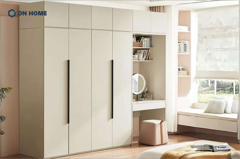 Mẫu bàn trang điểm được kết hợp với hệ tủ lớn phù hợp với những phòng ngủ diện tích lớn