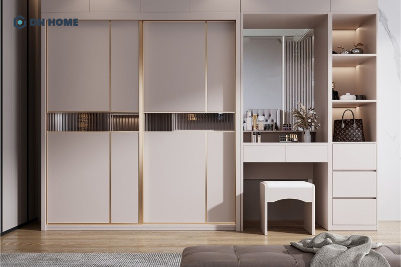 Bàn trang điểm tích hợp với kệ tủ trưng bày là điểm nhấn cho toàn bộ không gian nội thất