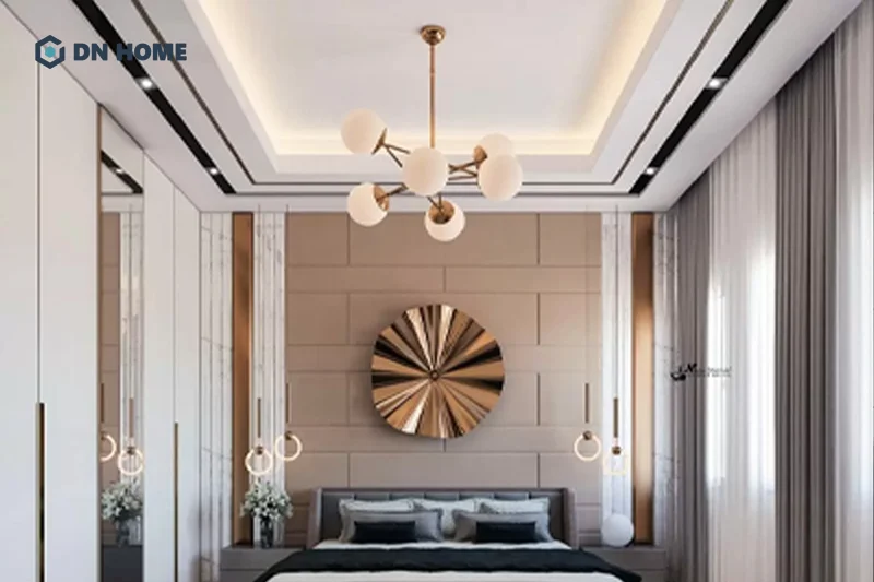 Đèn chùm kết hợp với trần thạch cao giật cấp là lựa chọn phổ biến khi thiết kế nội thất phòng ngủ