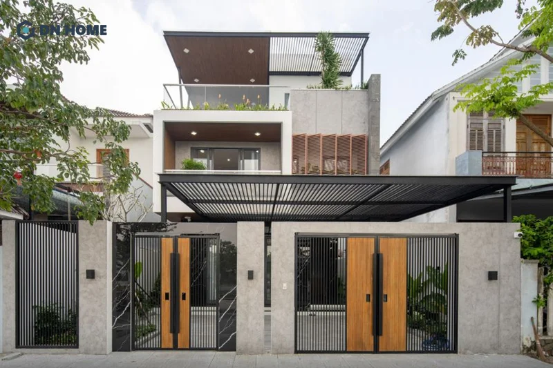 Thiết kế trụ cổng với kích thước không cân xứng là điểm nhấn ấn tượng cho mặt tiền ngôi nhà