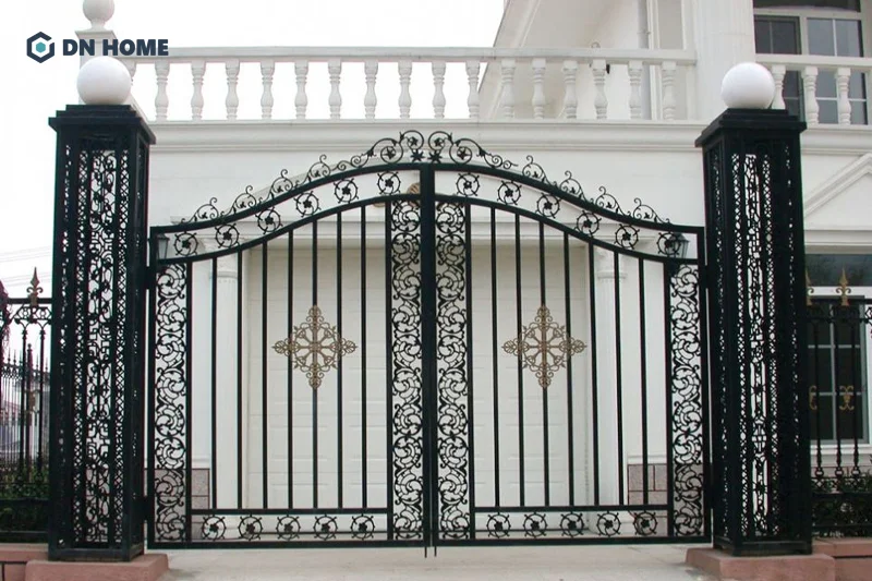 Mẫu trụ cổng nhà được làm bằng sắc ít phổ biến nhưng vẫn được đánh giá cao về tính thẩm mỹ