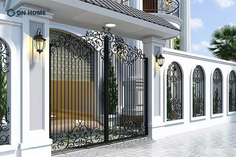Nên ưu tiên lựa chọn màu sắc của trụ cổng hài hòa với kiến trúc tổng thể của ngôi nhà