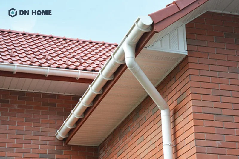 Sê nô nhựa thường được làm từ nhựa PVC hoặc UPVC vì nhẹ và khả năng chống thấm hiệu quả