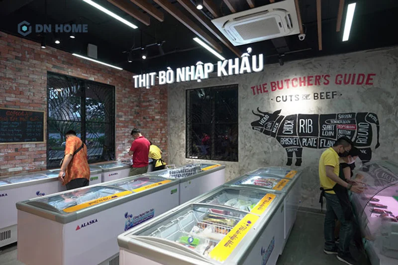 Nên bố trí hệ thống đèn chiếu sáng thông minh để tạo cảm giác không gian cửa hàng đông lạnh chuyên nghiệp