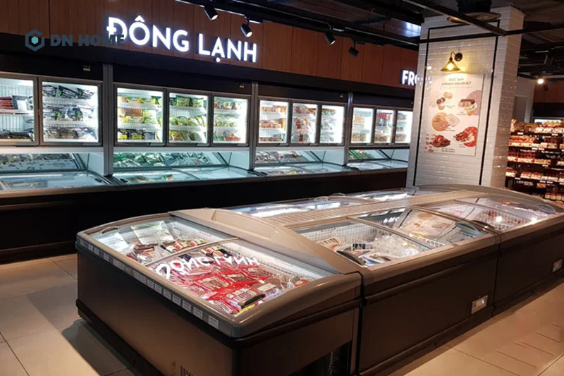 Cửa hàng thực phẩm đông lạnh nên bố trí thêm đèn rọi để làm nổi bật sản phẩm trưng bày