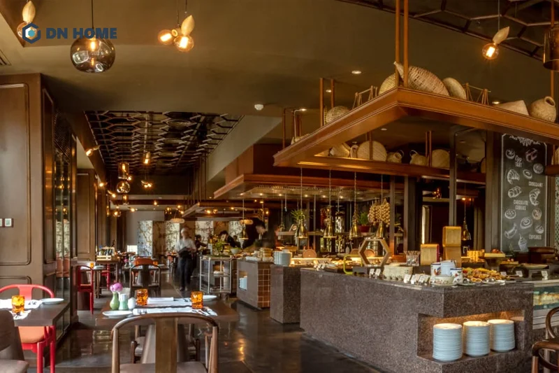 Ánh sáng vàng được ưu tiên trong nhà hàng buffet để tạo cảm giác dễ chịu và giúp món ăn trông ngon miệng hơn