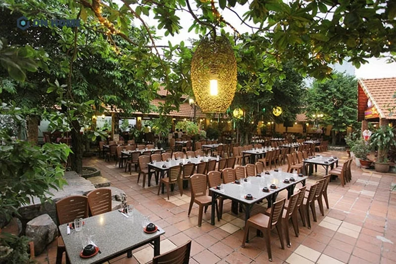 Khu vực ăn uống trong nhà hàng sân vườn cần được thiết kế mang đậm hơi thở thiên nhiên