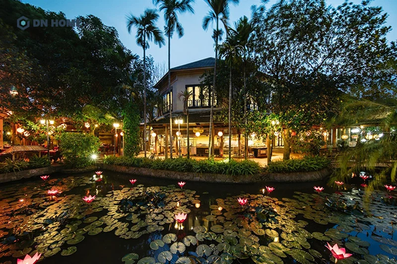 Cảnh quan nhà hàng sân vườn cần được quy hoạch kỹ lưỡng về cây xanh, hồ cá và lối đi