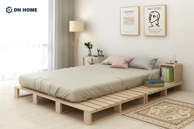 Giường pallet thấp với chất liệu gỗ tạo nên cảm giác ấm cúng và gần gũi cho phòng ngủ nhỏ không giường