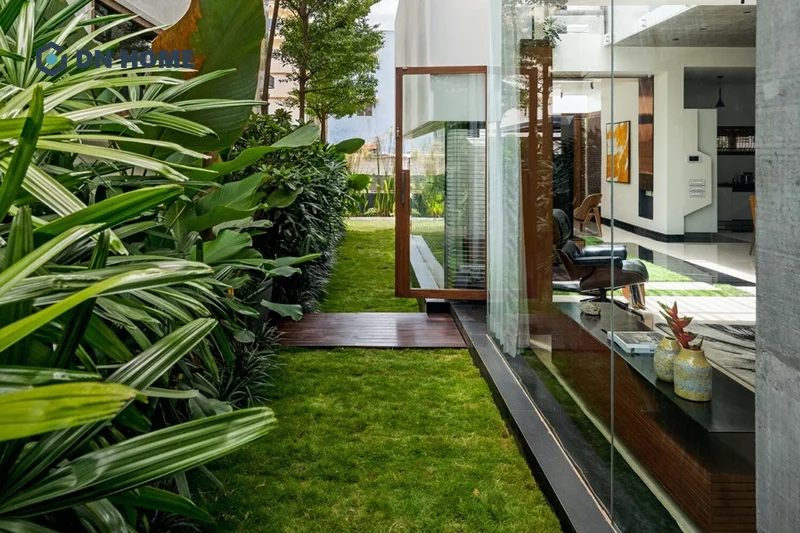 Mẫu sân vườn nhỏ đẹp bên hông nhà với thảm cỏ xanh tạo cảm giác thư giãn, dễ chịu