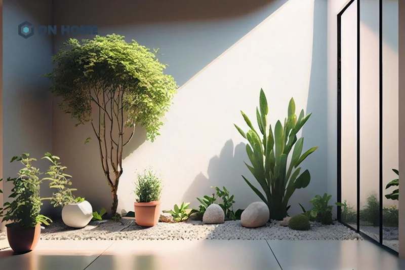 Sân vườn được thiết kế đơn giản phía dưới giếng trời của ngôi nhà tạo cảm giác gần gũi với thiên nhiên