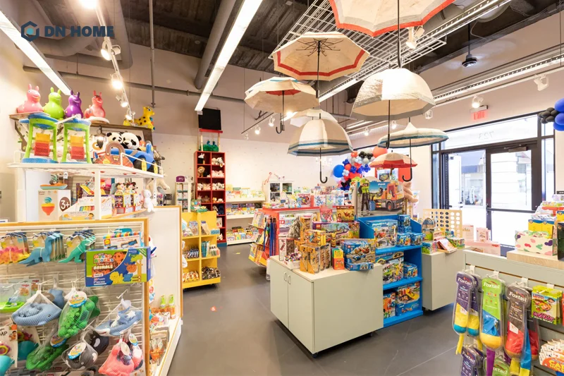 Shop đồ chơi dành cho trẻ nên nên bố trí các kệ tủ trưng bày vừa tầm mắt trẻ, dễ thu hút ánh nhìn