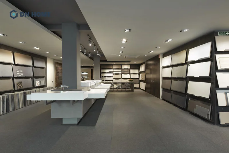 Ánh sáng rọi và mạnh được ưu tiên sử dụng trong showroom vật liệu xây dựng để thể hiện rõ chất liệu sản phẩm 