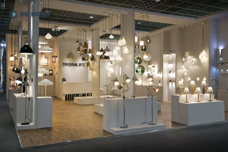 Showroom đèn trang trí nên sử dụng tone màu tối hoặc trưng tính làm chủ đạo, nhằm giúp sản phẩm trưng bày nổi bật