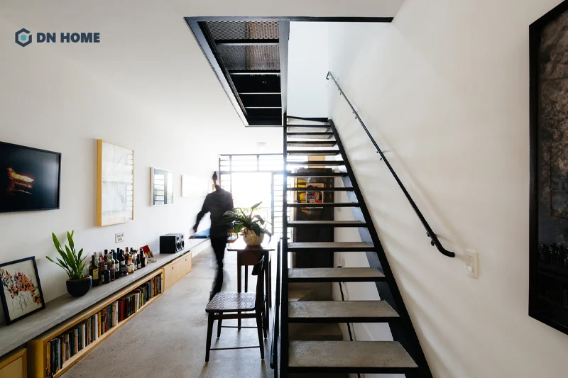 Cầu thang gác lửng bằng sắt có ưu điểm độ bền cao và phù hợp với nhiều loại công trình