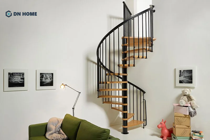 Mẫu cầu thang gác lửng xoắn ốc bằng sắt kết hợp với gỗ đơn giản nhưng tạo điểm nhấn hiệu quả