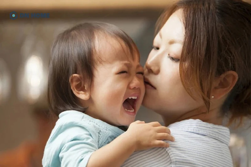 Trẻ em quấy khóc nhiều bất thường cũng là dấu hiệu phổ biến của nhà có tà khí