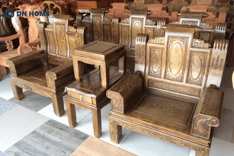 Gỗ cây bách xanh với tính thẩm mỹ cao và mùi hương dễ chịu nên thường được sử dụng trong lĩnh vực thiết kế nội thất