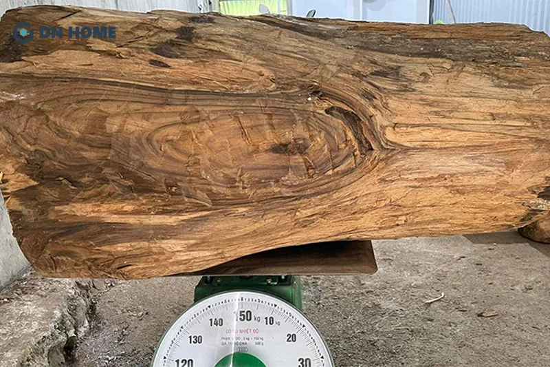 Màu sắc và vân của gỗ cây bách xanh khá ấn tượng, tạo nên tính thẩm mỹ cao