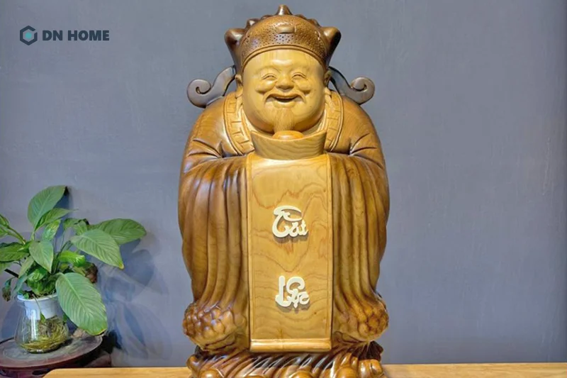 Tính chất dễ đẽo khắc và trọng lượng không quá nặng nên gỗ cây Pơ Mu cũng được sử dụng nhiều trong điêu khắc mỹ nghệ