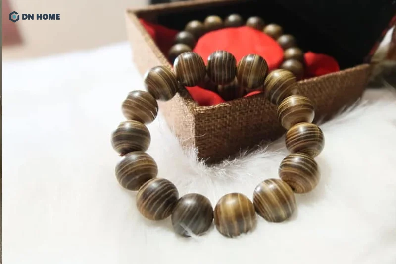 Vòng tay phong thủy bằng gỗ thủy tùng phù hợp với những ai mang mệnh Thủy, Mộc hoặc Kim