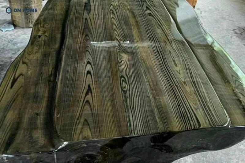 Thủy tùng xanh được hình thành do gỗ thủy tùng bị vùi lấy dưới bùn nước hàng chục - trăm năm