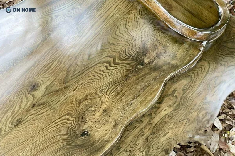 Thủy tùng vàng có đặc điểm càng để lâu thì màu gỗ càng đậm, càng đẹp và sang