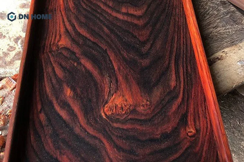 Bạn có thể phân biệt gỗ trắc thông qua màu sắc và đường vân gỗ xoắn nhẹ, chìm nổi độc đáo