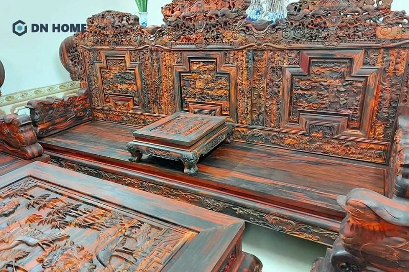 Với đường vân độc đáo và màu sắc ấn tượng, gỗ trắc được ứng dụng phổ biến trong sản xuất nội thất cao cấp