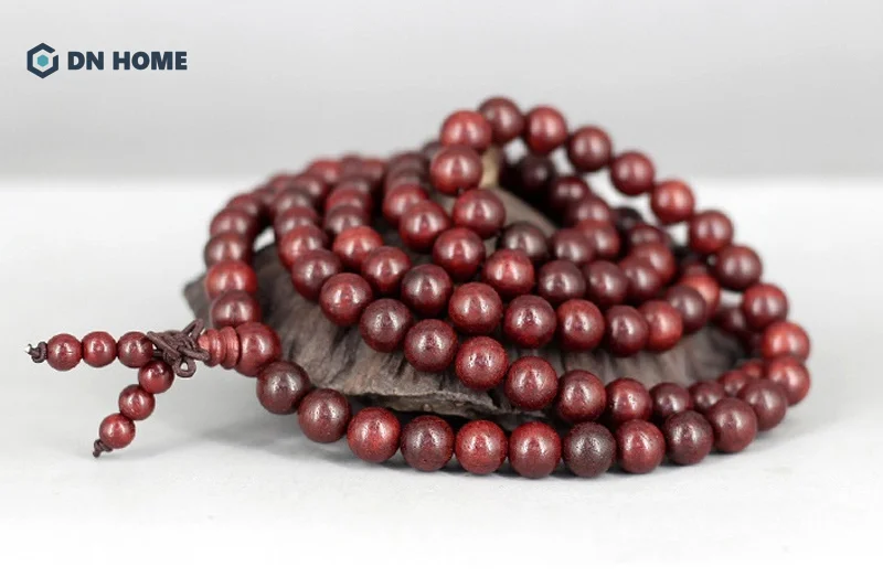 Vòng phong thủy làm từ gỗ trắc được cho là mang đến may mắn và tài lộc 