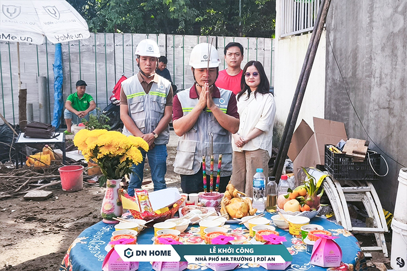 Buổi lễ khởi công xây dựng nhà phố Mr.Trường diễn ra trong không khí hân hoan và trang nghiêm