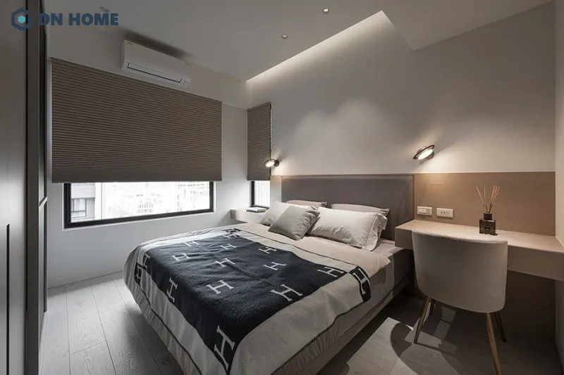 Phòng ngủ thiết kế tối giản với cửa sổ lớn, giúp tận dụng tối đa ánh sáng tự nhiên