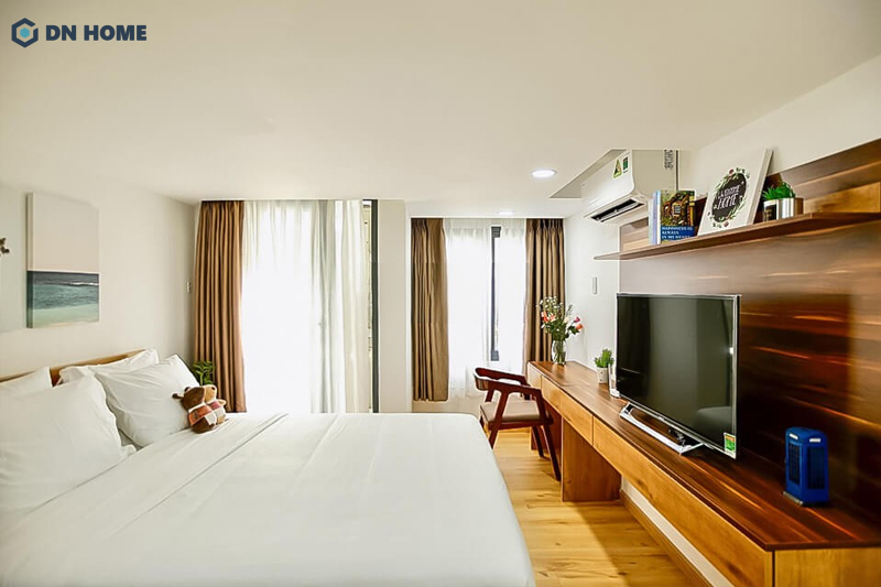 Chất liệu gỗ sẫm màu, rõ vân mang đến cảm giác sang trọng cho không gian nội thất chung cư mini 30m2