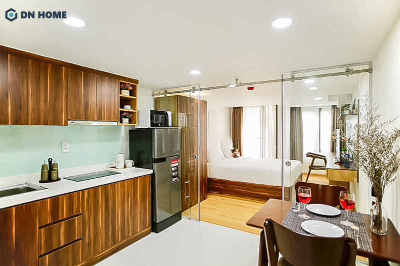 Sử dụng vách ngăn kính giúp tạo không gian mở cho chung cư mini 30m2 thêm phần thoáng đãng