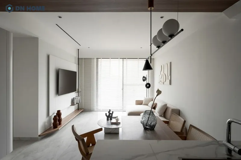 Trần cao sẽ tạo cảm giác không gian phòng khách chung cư trông thoáng đãng, rộng rãi hơn