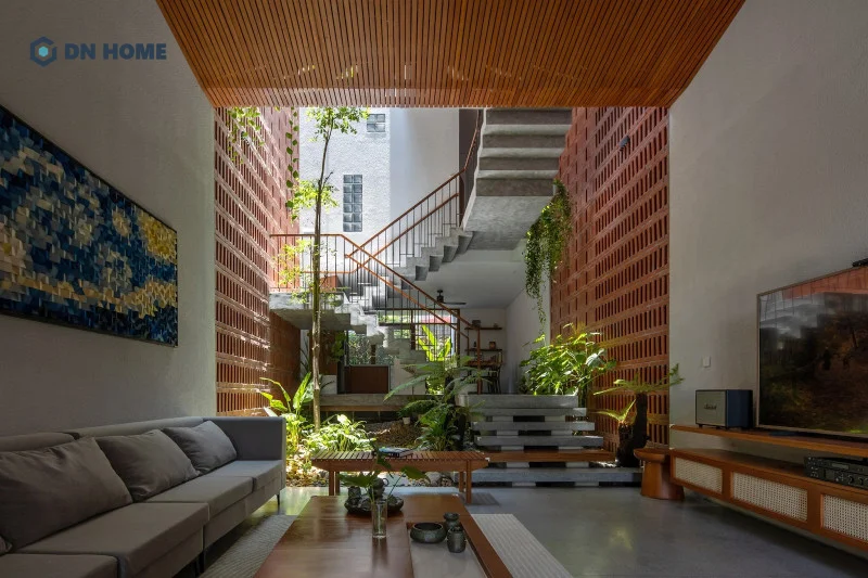 Trong phong thủy, việc thiết kế nhà ống có cầu thang cùng cây xanh mang lại nhiều may mắn