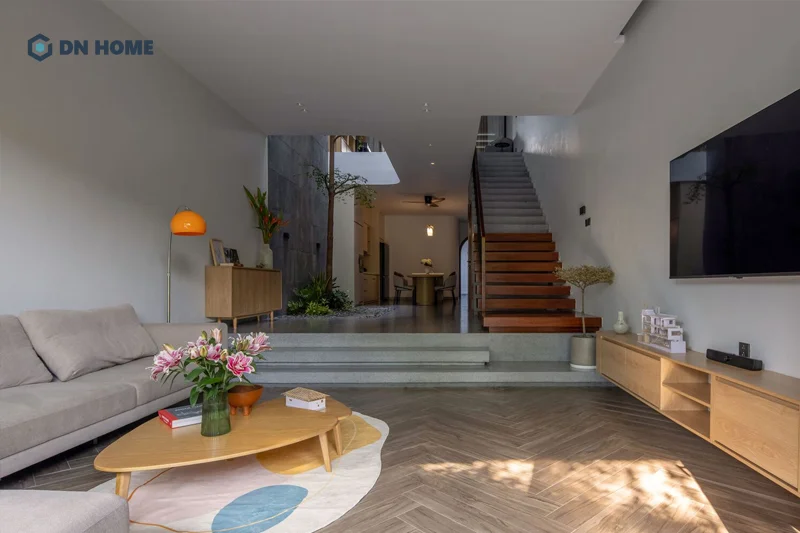 Cầu thang phòng khách được làm từ gỗ óc chó nâu trầm tạo nên vẻ đẹp sang trọng, ấm cúng